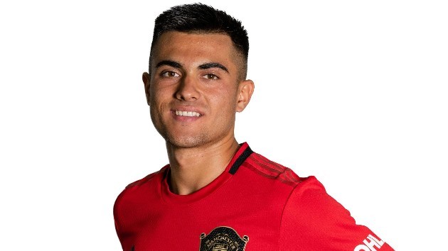 Man utd loan out Di'Shon Bernard, Ethan Laird and Arnau Puigmal stays - Bóng Đá