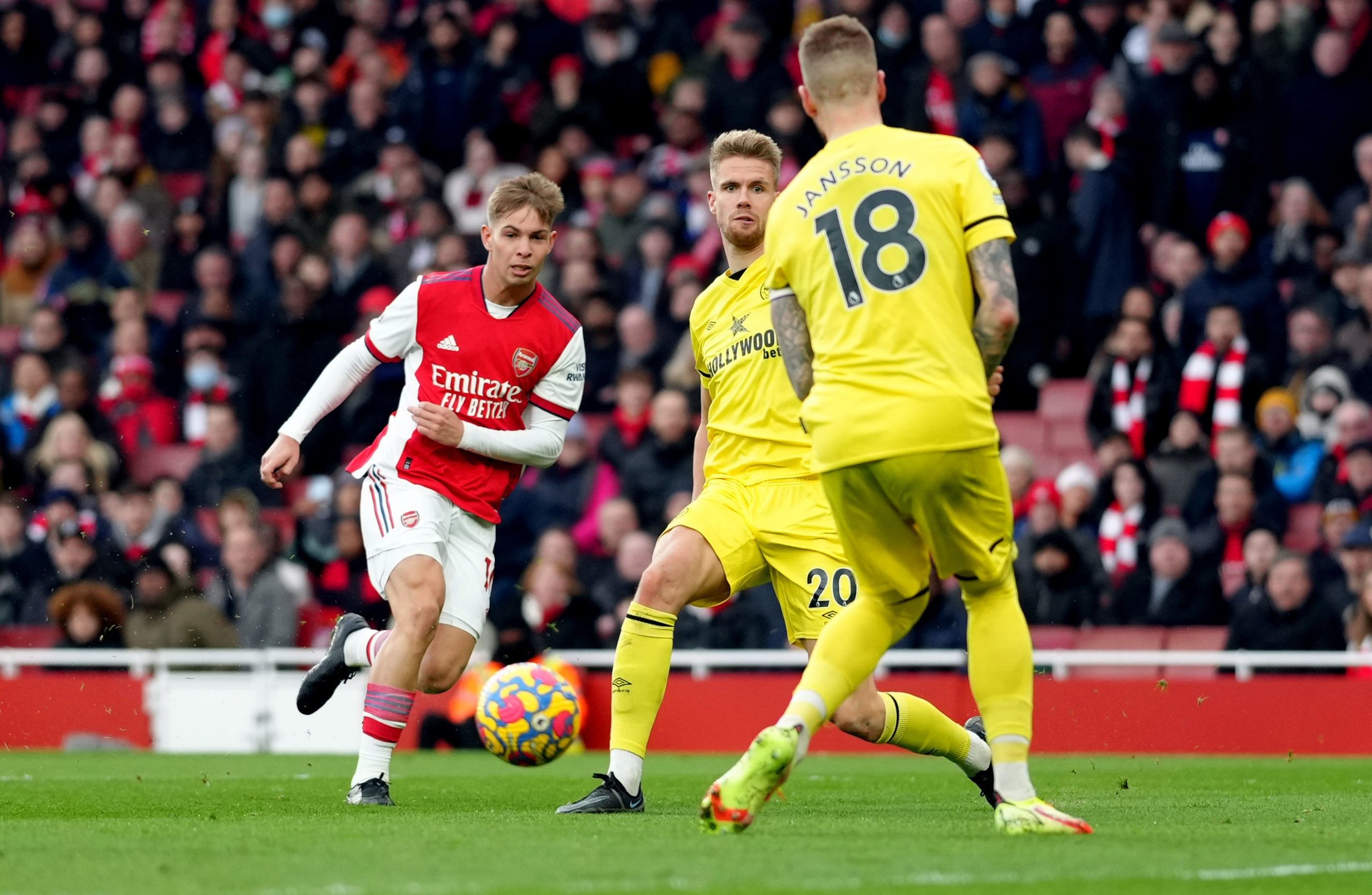 Xhaka gây sốc khi từ chối đeo băng đội trưởng - Bóng Đá