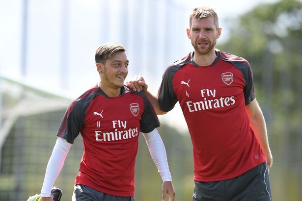 Per Mertesacker provides theory on Mesut Ozil's exclusion from Arsenal team - Bóng Đá