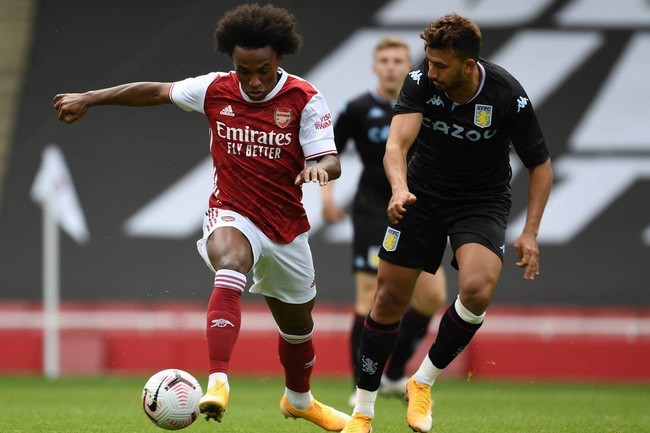 Aubameyang scores twice & Ozil features as Arsenal suffer friendly defeat to Aston Villa - Bóng Đá