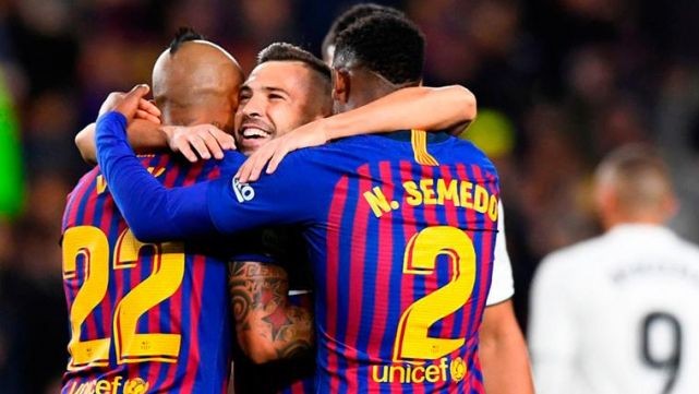 Sergiño Dest arrives in Barcelona to complete transfer from Ajax! - Bóng Đá