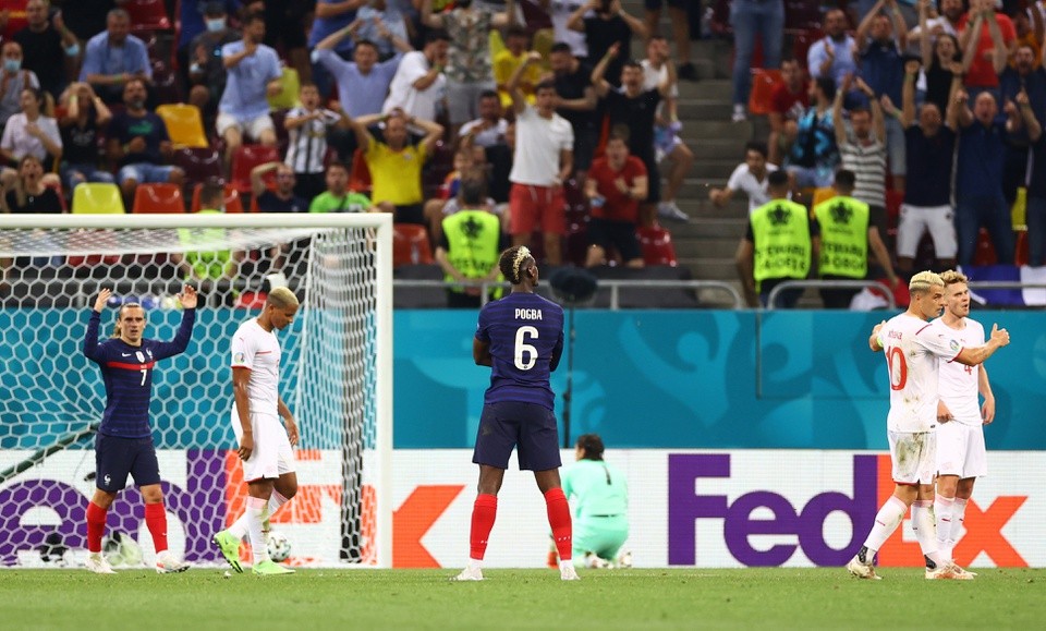 Pogba xuất thần từ người hùng hóa tội đồ - Bóng Đá