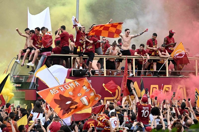 Jose Mourinho ấm lòng khi được biển người ở Rome chào đón - Bóng Đá