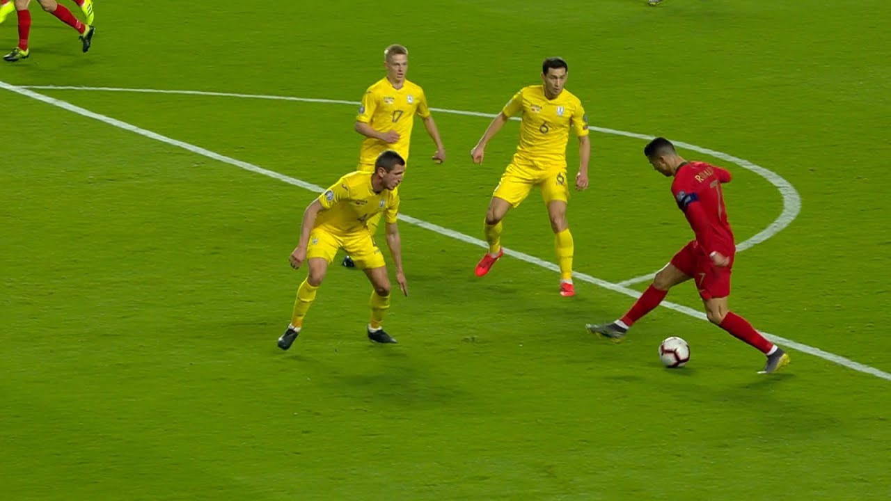 Ronaldo làm thế nào đạt cột mốc 700 bàn thắng? So với Messi ra sao? - Bóng Đá