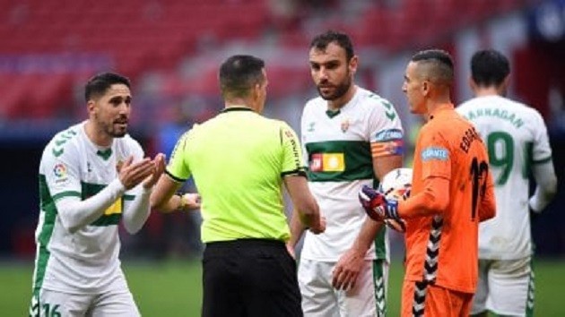 La Liga: VAR fails to overturn Atletico Madrid penalty despite Diego Costa's ridiculous dive - Bóng Đá