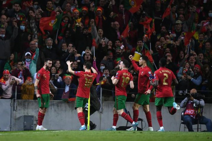 Fernandes rực sáng, Bồ Đào Nha có vé tới World Cup 2022  - Bóng Đá