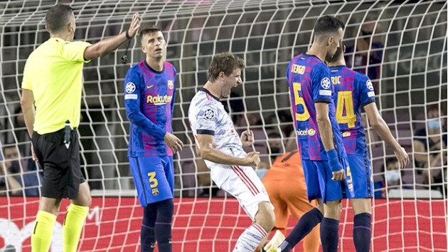 Panic is spreading at Barcelona... but Koeman stays put - Bóng Đá