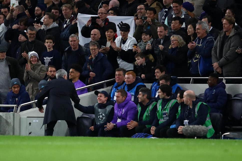 10 hình ảnh khó quên loạt trận C1 rạng sáng nay: Địa chấn 'bẻ còi'; 'Thảm họa' Morata - Bóng Đá