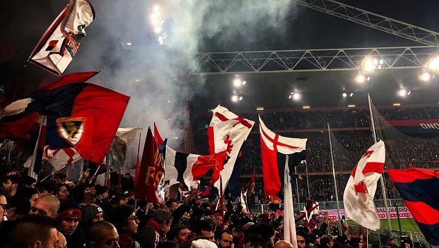 Cấm khán giả, pháo sáng vẫn xuất hiện trong trận derby nổi tiếng - Bóng Đá