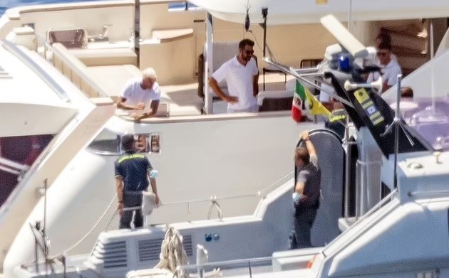 PICTURED: David Beckham shares a fist-bump with an Italian officer  - Bóng Đá