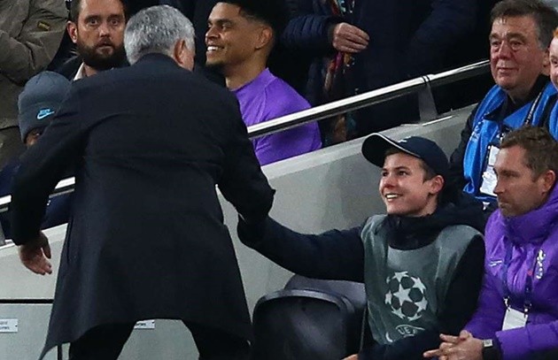 Tottenham ball boy says Jose Mourinho high-five 'made my life' - Bóng Đá