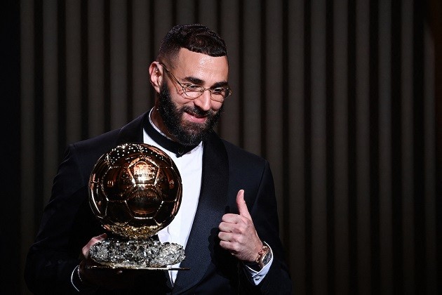 Benzema đã đứng trên vai người khổng lồ Cristiano Ronaldo - Bóng Đá