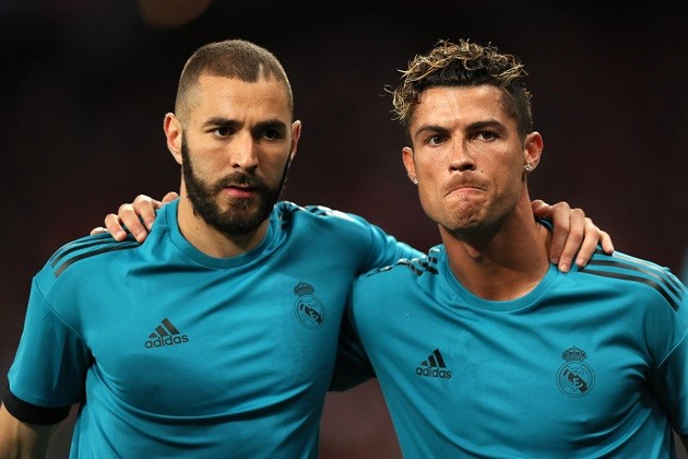 Benzema đã đứng trên vai người khổng lồ Cristiano Ronaldo - Bóng Đá