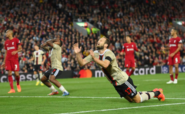 Cựu sao M.U bỏ lỡ khó tin trước Liverpool - Bóng Đá