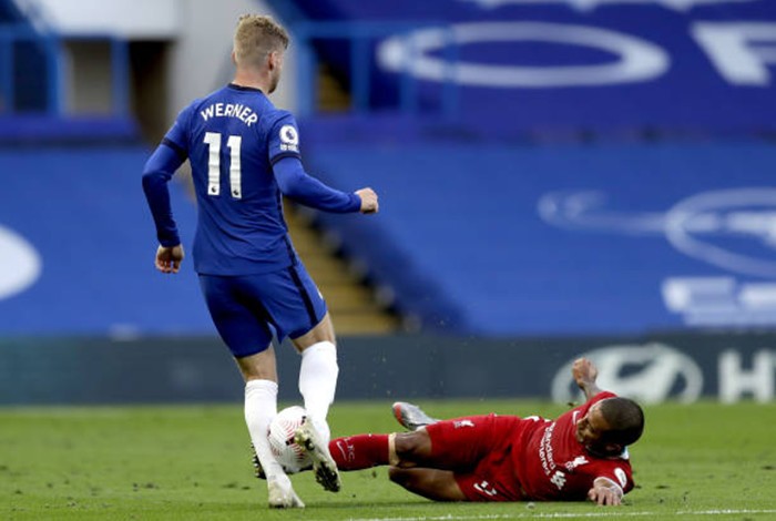 VAN DIJK MAKES COMMENT ABOUT THIAGO GIVING AWAY A PENALTY ON HIS LIVERPOOL DEBUT - Bóng Đá