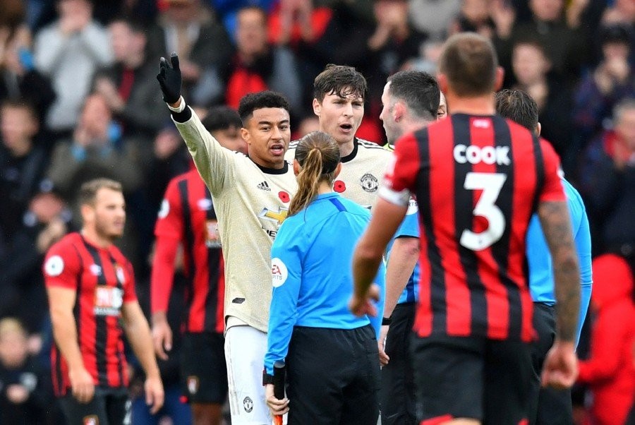Man Utd ace Jesse Lingard looks baffled by Ole Gunnar Solskjaer's instructions - Bóng Đá