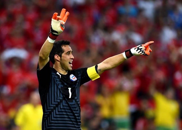 Official: Real Betis sign Claudio Bravo - Bóng Đá