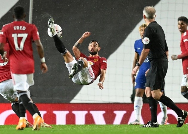 10 hình ảnh ấn tượng ở vòng 6 EPL: Maguire 'đấu vật'; Siêu phẩm Rooney tái hiện - Bóng Đá