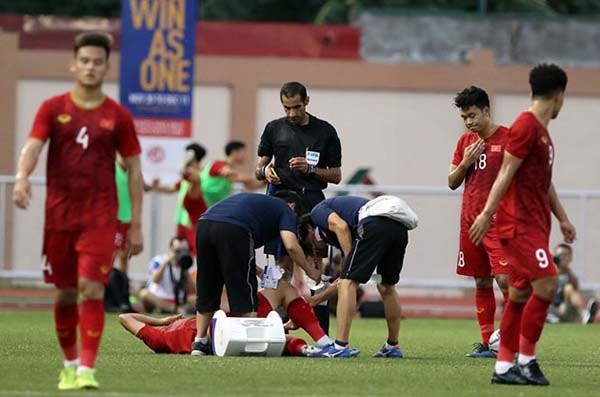 Tấn Sinh chấn thương, ai sẽ đá trung vệ cho U22 Việt Nam trong trận gặp Lào? - Bóng Đá