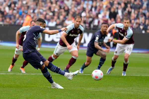 Quả penalty hỏng của Mahrez có thể khiến Man City sụp đổ - Bóng Đá