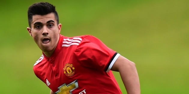 Man utd loan out Di'Shon Bernard, Ethan Laird and Arnau Puigmal stays - Bóng Đá