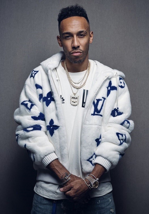 LOOKS DASHING Pierre-Emerick Aubameyang hangs out with Kim Kardashian as Chelsea star and wife attend Dolce & Gabbana SS23 show - Bóng Đá