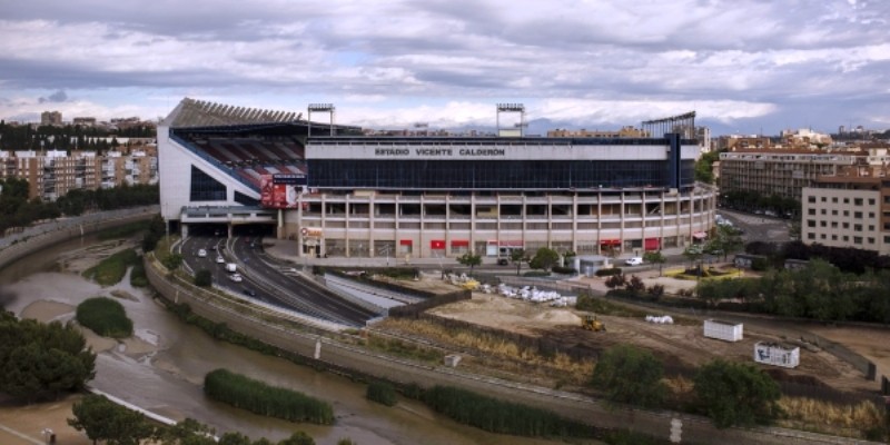 Thánh địa Vicente Calderon của Atletico Madrid hoang tàn không nhận ra - Bóng Đá