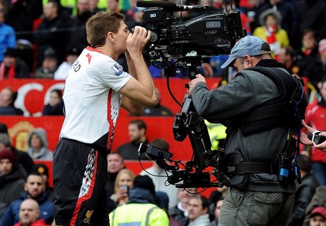 10 hình ảnh ấn tượng nhất lịch sử cặp trận M.U - Liverpool: 'Mr. Camera'; 'Đóa hồng' rực sáng - Bóng Đá