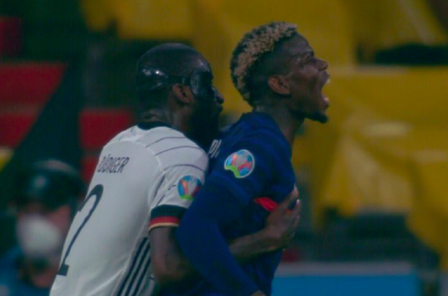 Sao Chelsea 'cắn' từ phía sau, Pogba đau đớn mách trọng tài biên - Bóng Đá