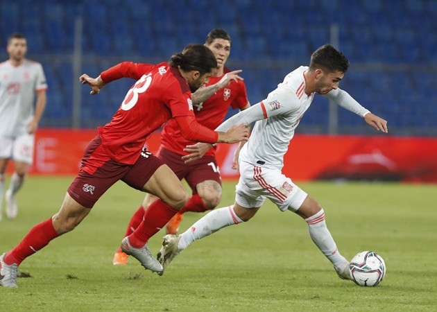 'Hoa nở muộn' La Liga vụt sáng, Tây Ban Nha thoát thua phút cuối - Bóng Đá