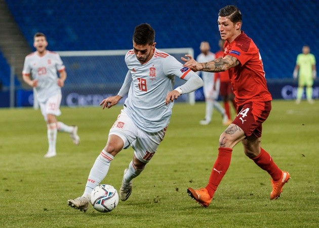 'Hoa nở muộn' La Liga vụt sáng, Tây Ban Nha thoát thua phút cuối - Bóng Đá