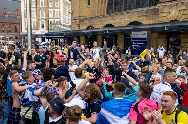 CĐV Scotland quậy tưng bừng, 'nhờn' cảnh sát trước giờ đấu ĐT Anh - Bóng Đá