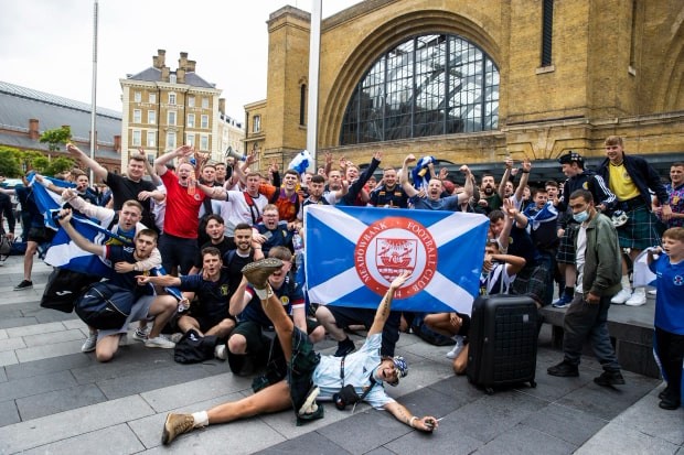 CĐV Scotland quậy tưng bừng, 'nhờn' cảnh sát trước giờ đấu ĐT Anh - Bóng Đá