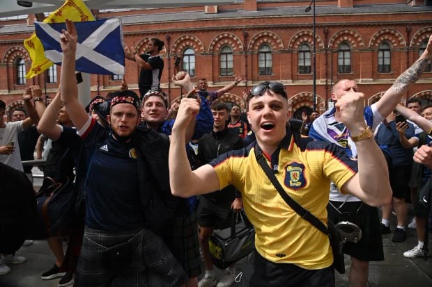 CĐV Scotland quậy tưng bừng, 'nhờn' cảnh sát trước giờ đấu ĐT Anh - Bóng Đá