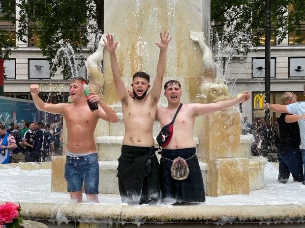 CĐV Scotland quậy tưng bừng, 'nhờn' cảnh sát trước giờ đấu ĐT Anh - Bóng Đá