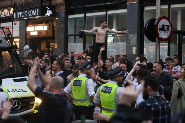 CĐV Scotland quậy tưng bừng, 'nhờn' cảnh sát trước giờ đấu ĐT Anh - Bóng Đá