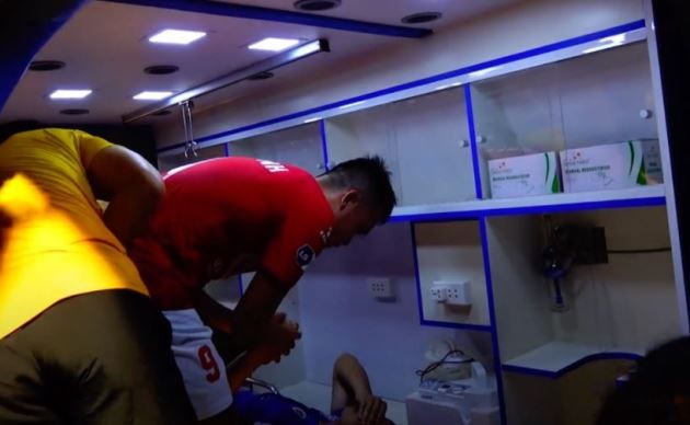 Hoàng Thịnh lên xe cứu thương, nói với Hùng Dũng một điều - Bóng Đá