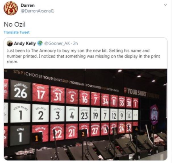 'Our new no.10 is coming!' - Arsenal fans in meltdown after spotting Mesut Ozil transfer hint - Bóng Đá