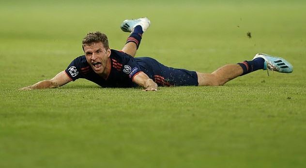 'There's no reason for doing this': Bayern Munich chief shoots down idea of selling Thomas Muller in January after Manchester United enquiry - Bóng Đá