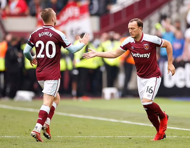 Gary Lineker slams David Moyes' 'baffling' decision to bring on Mark Noble to take a penalty - Bóng Đá