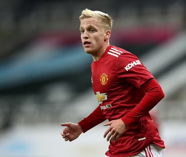 Barcelona 'offered the chance to sign Manchester United midfielder Donny van de Beek' - Bóng Đá