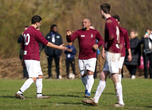 Roberto Carlos trở lại và ghi bàn ấn tượng ở tuổi 48 - Bóng Đá