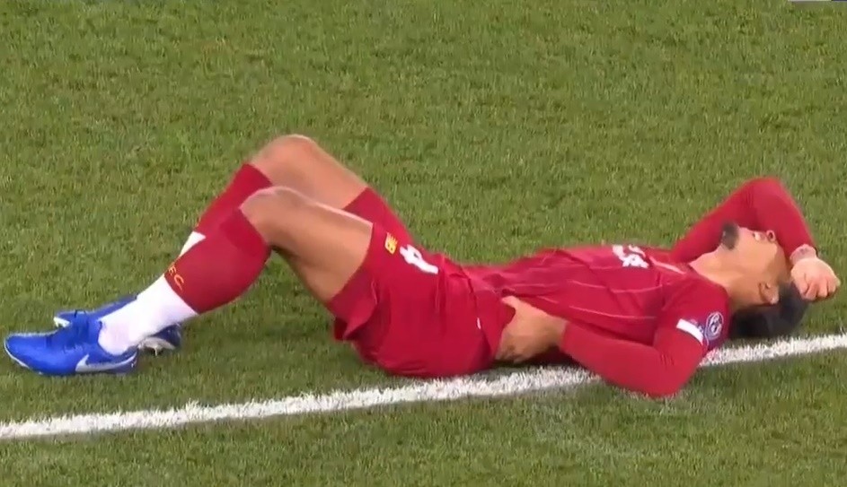 'Van Dijk đã ngã xuống ngay trước mặt trọng tài' - Bóng Đá