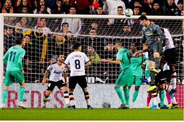 Bật cao hơn tất cả, Courtois cứu Real khỏi cơn ác mộng tại Mestalla - Bóng Đá