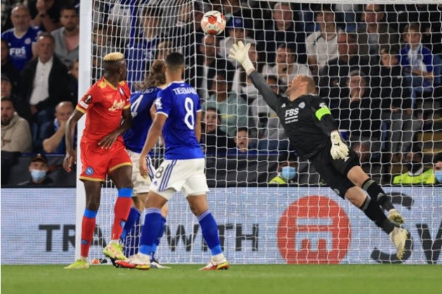 Leicester and Napoli fans in stadium bust-up with bottles thrown - Bóng Đá
