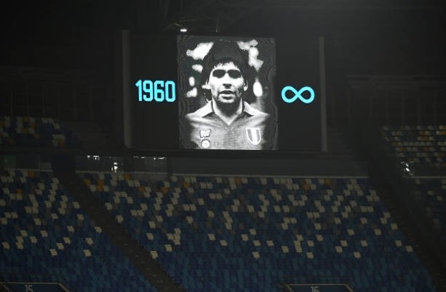 Đêm qua, Diego Maradona đã trở về với Napoli - Bóng Đá