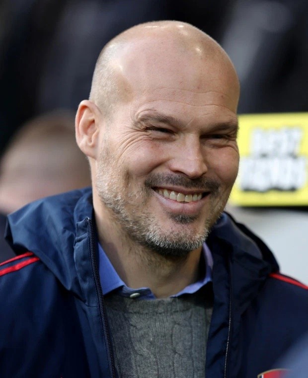 UNSUITABLE Man Utd legend Scholes slams Ljungberg for not wearing suit and says it shows he won’t ‘be right man’ for Arsenal - Bóng Đá