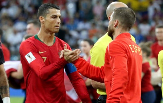 The peace photo: Cristiano Ronaldo and Sergio Ramos, a signed shirt and Pepe as a witness - Bóng Đá