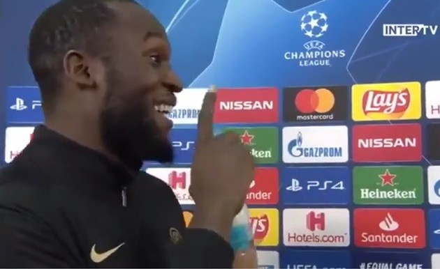 Phải chăng Lukaku tịt ngòi ở Man Utd là vì... hàng thủ quá kém? - Bóng Đá