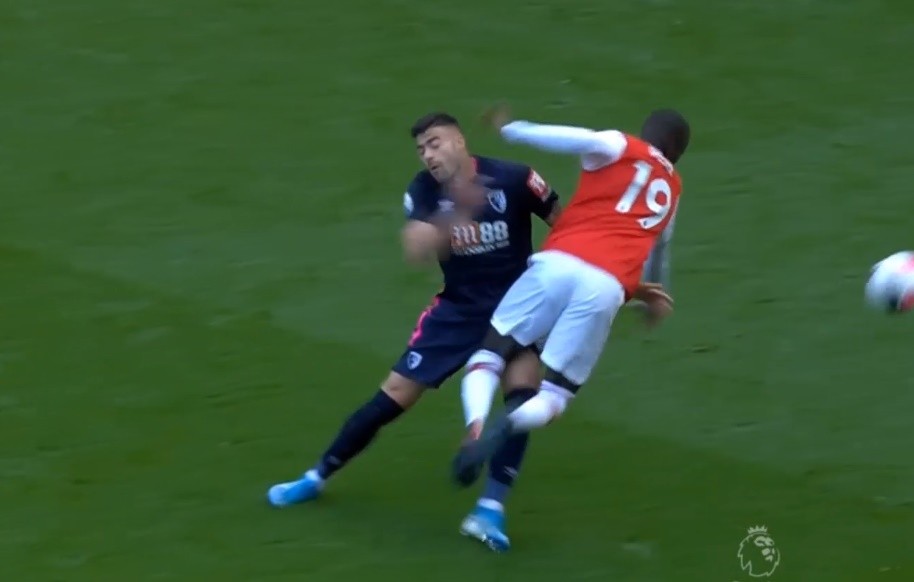 Nicolas Pepe đón nhận sự bất công từ VAR - Bóng Đá